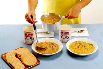 25年保存可能非常食サバイバル®フーズ洋風雑炊を盛り付けている写真