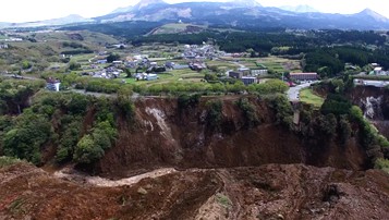 地層が大きく断裂している様子