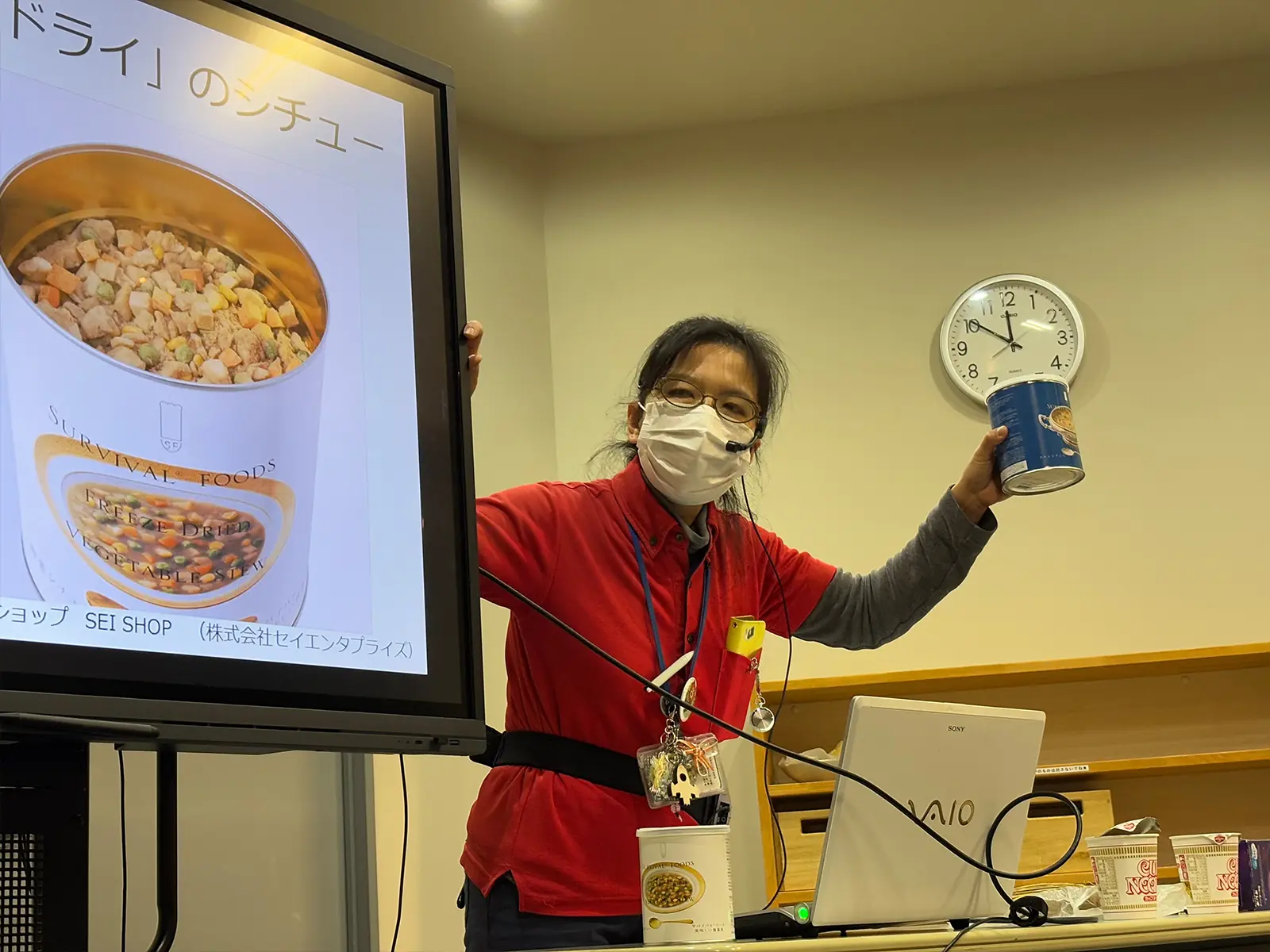 スタッフがサバイバルフーズを手に持って説明している様子