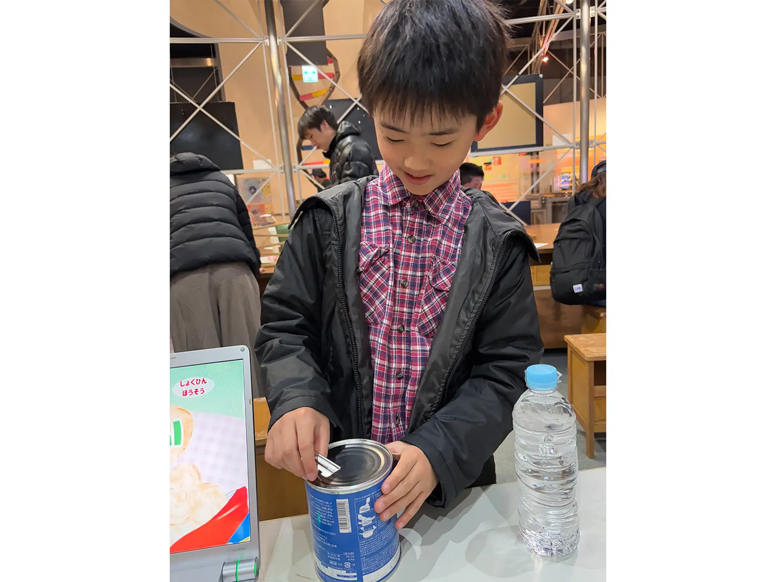 サバイバルフーズを手に取っている男の子