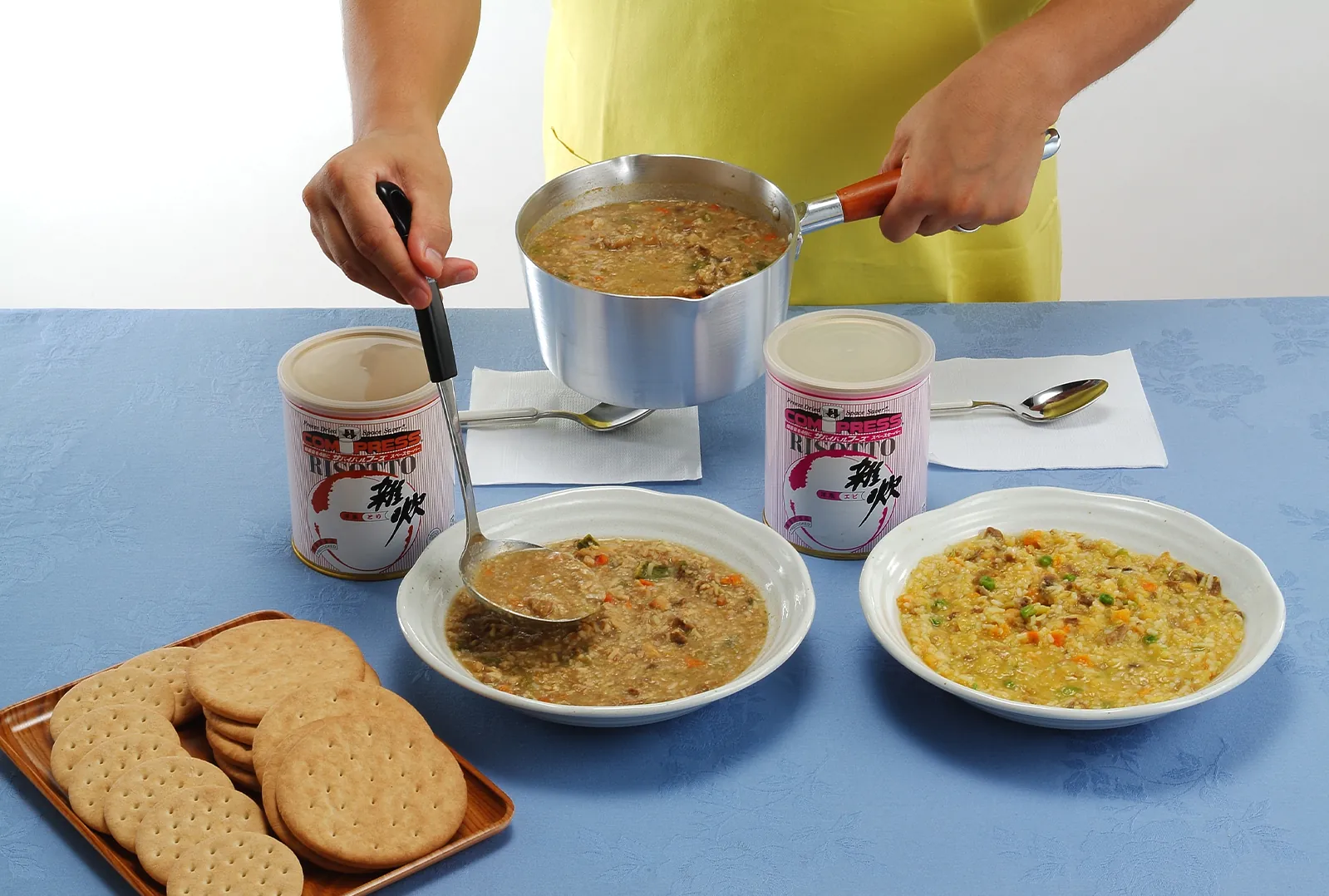 25年保存可能非常食サバイバル®フーズ洋風雑炊を盛り付けている写真
