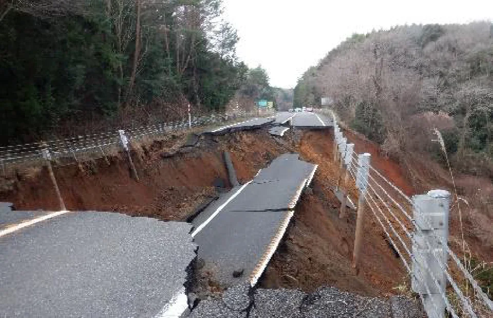 能登半島地震で崩れた道路