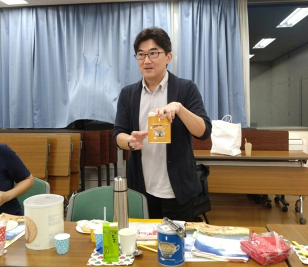 サバイバルフーズの説明をする平井敬也