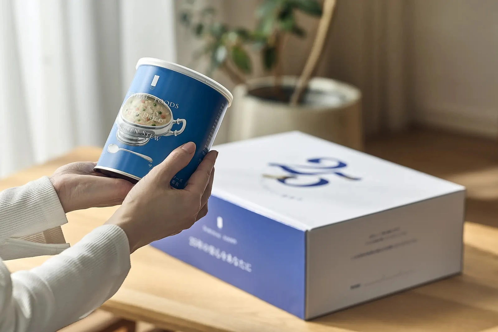 サバイバルフーズチキンシチューを手に持っている女性